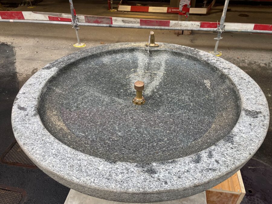 Der Re-use-Brunnen aus Granit erscheint nach der Reinigung durch die Regionalwerke wie neu