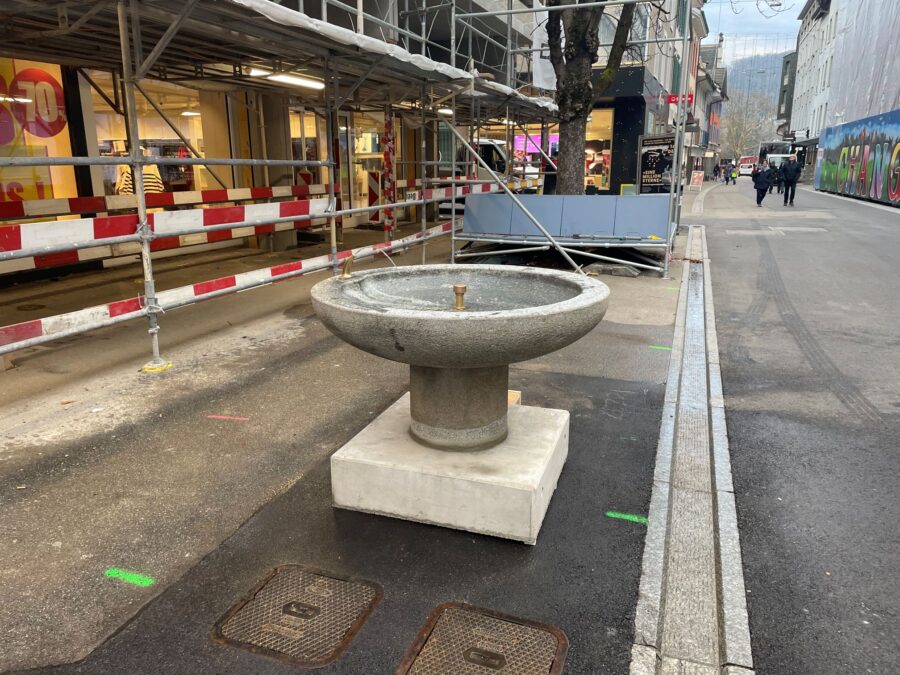 Der Brunnen steht mitten in der Badstrasse «Unter den Rosskastanien»