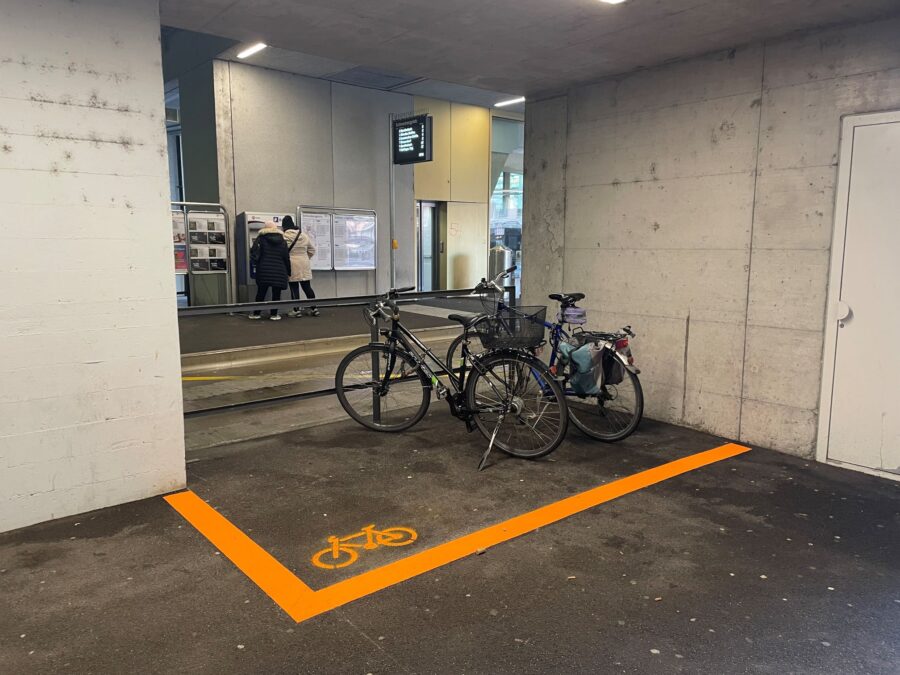 Temporäre Veloabstellplätze Bushaltestelle Schlossbergplatz